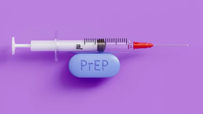 Imagem de uma seringa, uma pílula azul de PrEP e um fundo violeta, simbolizando a pressão do Brasil pela aprovação do acordo para a PrEP injetável semestral contra o HIV.