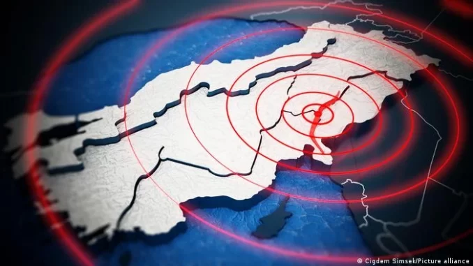 sinais-antecipam-terremotos-e-outros-desastres-naturais Imagem ilustrativa de sinais que podem indicar a aproximação de terremotos e outros desastres naturais, mostrando uma representação de um sismo em uma área geográfica com círculos de alerta.
