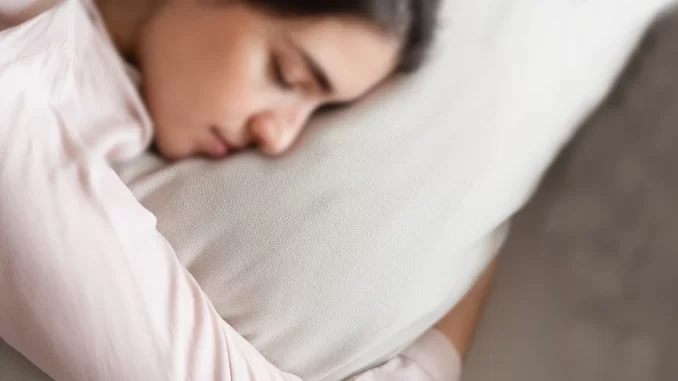 sono-humano-comparacao-especies Pessoa dormindo profundamente, representando o estudo sobre sonhos humanos curtos comparados com o sono em outras espécies.