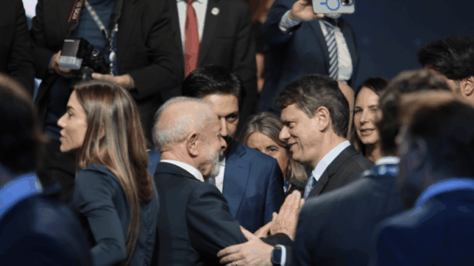 Lançamento do SBT News gera repercussão política e social com políticos e jornalistas presentes em evento.