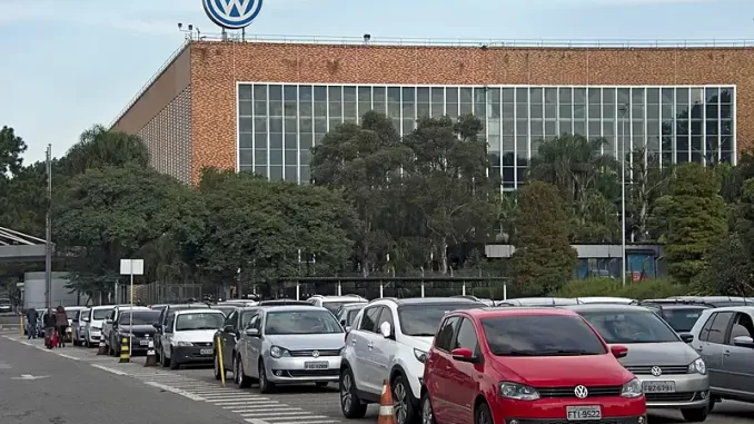 trabalhadores-processam-volkswagen-trabalho-escravo Trabalhadores processam Volkswagen por trabalho escravo e pedem R$ 2 milhões, protestando em frente à fábrica da Volkswagen. Caso envolve denúncias de exploração laboral.