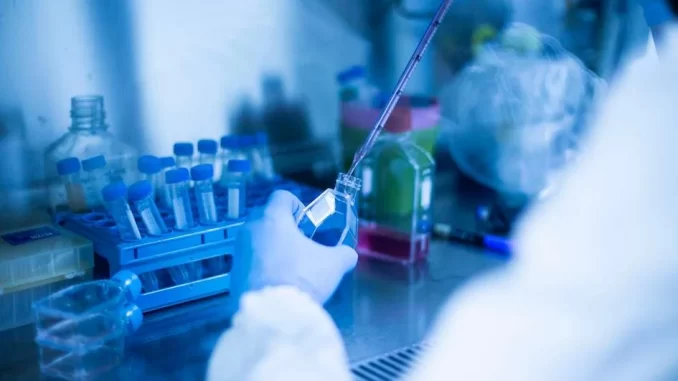 Pesquisador em laboratório realizando transplante de células-tronco para tratar o HIV, destacando esperança de cura por meio de avanços científicos.