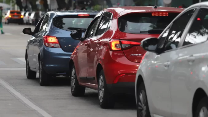 valores-ipva-2026-sao-paulo-sefaz Carros estacionados na rua em São Paulo, com destaque para a divulgação dos valores do IPVA 2026 pela Sefaz de São Paulo.