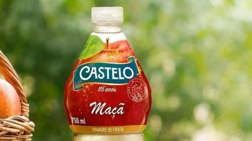 vinagre-de-maca-castelo-recolhimento-anvisa Imagem de garrafa de vinagre de maçã Castelo, produto sujeito a recall pela Anvisa, com destaque para a suspensão de outros produtos também realizados pela autoridade de saúde.