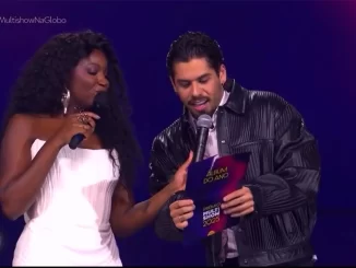 Zé Felipe explica confusão com nome de Dominguinhos durante o Prêmio Multishow, enquanto participa do evento ao lado de apresentadora.