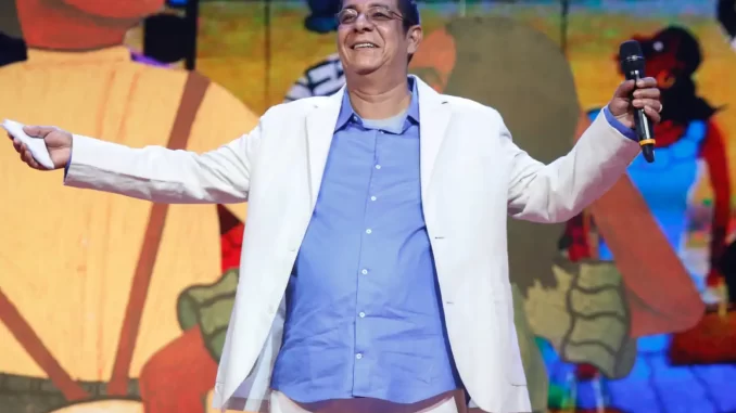 Zeca Pagodinho celebra homenagem do Prêmio da União Brasileira de Compositores com roda de samba no Rio de Janeiro, sorrindo e com braços abertos, durante evento musical.