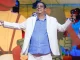 Zeca Pagodinho celebra homenagem do Prêmio da União Brasileira de Compositores com roda de samba no Rio de Janeiro, sorrindo e com braços abertos, durante evento musical.