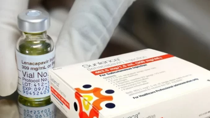anvisa-lenacapavir-dose-semestral-prep-hiv A imagem mostra uma vacina chamada Lenacapavir, que teve sua dose semestral aprovada pela Anvisa para prevenção do HIV, ao lado de uma caixa contendo informações detalhadas.