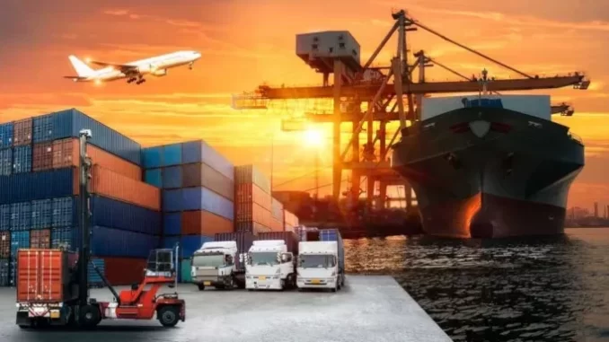 Brasil bate recorde de exportações em 2025, mesmo com impacto da taxa dos EUA, destacando forte crescimento nas vendas externas. Imagem mostra porto com navios cargueiros, containers, caminhões e avião ao pôr do sol.