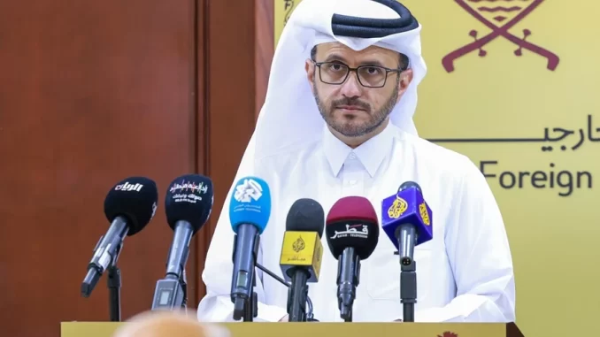 Representante do Catar apela por diálogo após ataque dos EUA e captura de Maduro, em conferência de imprensa com várias TVs ao fundo.