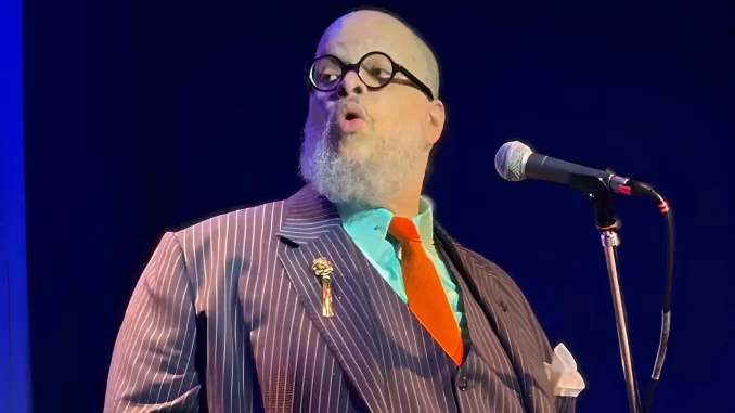 Ed Motta se apresenta no palco do Municipal com sua performance de MPB e Jazz Orquestra em 2026, destacando seu estilo único e celebrado.