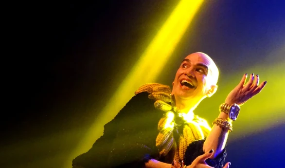 Edson Cordeiro faz reverência a Carmen Miranda durante show no J. Safra em São Paulo, homenageando a lendária cantora brasileira.