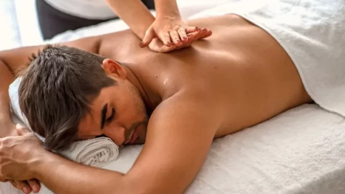 Homem recebendo massagem relaxante, praticando exercício que aumenta a serotonina, o hormônio da alegria, promovendo relaxamento e bem-estar.