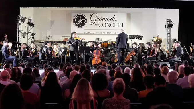 gramado-in-concert-2026-orquestra-internacional-atracoes-nacionais Graça no Gramado in Concert 2026 com uma orquestra na fase de apresentação em palco, reunindo artistas internacionais e atrações nacionais diante de uma grande plateia.
