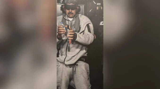 Imagem de um homem usando óculos de proteção, jaqueta cinza e calças esportivas, segurando uma garrafa de água em um ambiente que parece uma embarcação ou navio. Contexto relacionado a uma suposta foto de Maduro capturado em navio dos EUA divulgada por Trump.