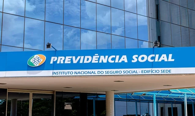 Fachada do prédio do INSS com sinalização de Previdência Social, informando sobre o calendário de depósitos de benefícios do INSS em 26 de janeiro de 2026.