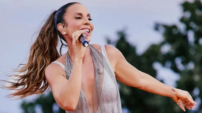Ivete Sangalo apresentando-se no Carnaval de São Paulo em um trio elétrico gratuito no dia 7 de fevereiro, animando o público com seu talento e energia.