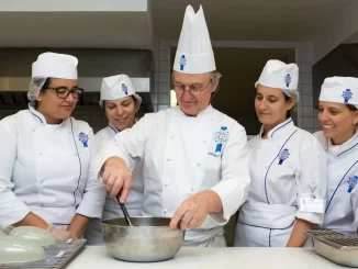 Equipe de chefs e estudantes do Le Cordon Bleu participando de um curso rápido de gastronomia em São Paulo, destacando a metodologia de ensino prática e inovadora.