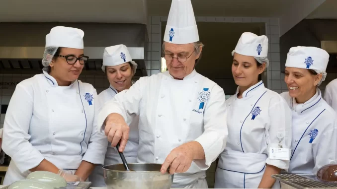 lecordonbleu-cursosrapidosgastronomia-sp Equipe de chefs e estudantes do Le Cordon Bleu participando de um curso rápido de gastronomia em São Paulo, destacando a metodologia de ensino prática e inovadora.