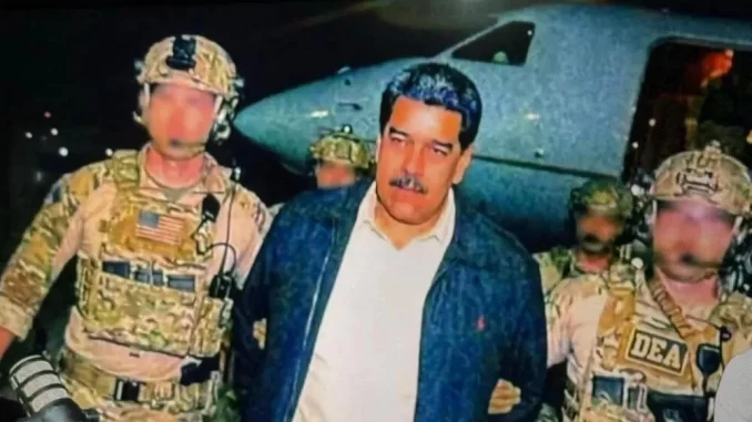 Imagem de Nicolas Maduro cercado por soldados durante anúncio de captura, após ataques na Venezuela, com avião militar ao fundo.