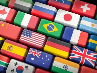 Imagem de blocos com as bandeiras de diversos países, representando nações altamente poliglotas e linguisticamente diversas, destacando o tema "Quais são os países mais poliglotas e linguisticamente diversos".