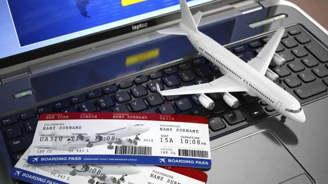 Imagem ilustrativa mostrando passagens aéreas, avião em miniatura, laptop e rolos de papel, destacando a redução de 20% no preço das passagens aéreas em novembro de 2025, segundo o estudo da MPor.