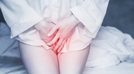 Dra. explicando os riscos do calor e umidade elevados no verão que podem aumentar o risco de candidíase feminina.