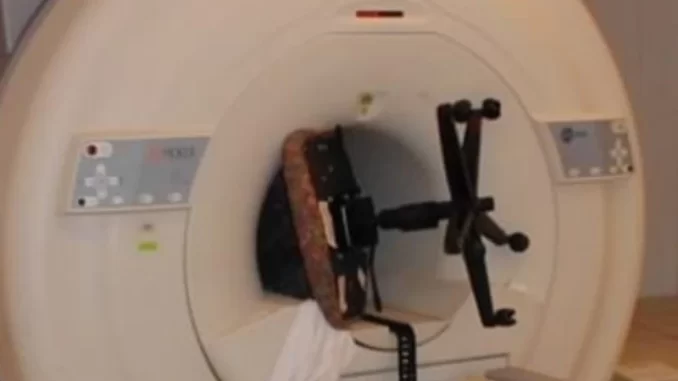 Imagem de uma máquina de ressonância magnética com risco de acidentes graves no dia a dia, destacando a importância da segurança durante exames médicos.