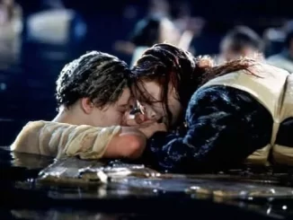Cena do filme Titanic mostrando Jack e Rose na água, discutindo se Jack poderia dividir a porta com Rose, tema de especialistas. Cena dramática.