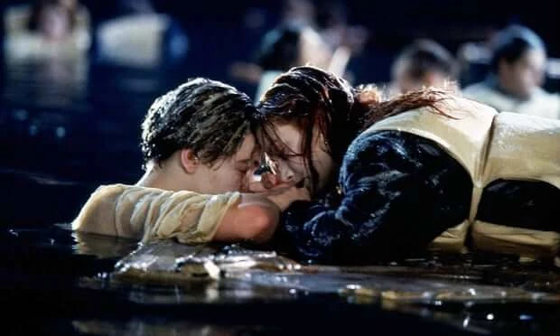 titanic-jack-rose-discussao-porta Cena do filme Titanic mostrando Jack e Rose na água, discutindo se Jack poderia dividir a porta com Rose, tema de especialistas. Cena dramática.