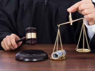 Imagem de intervenção judicial com martelo de juiz, balança de justiça com dinheiro e uma pessoa vestida de toga, representando debates sobre benefícios e penduricalhos para juízes no STF.