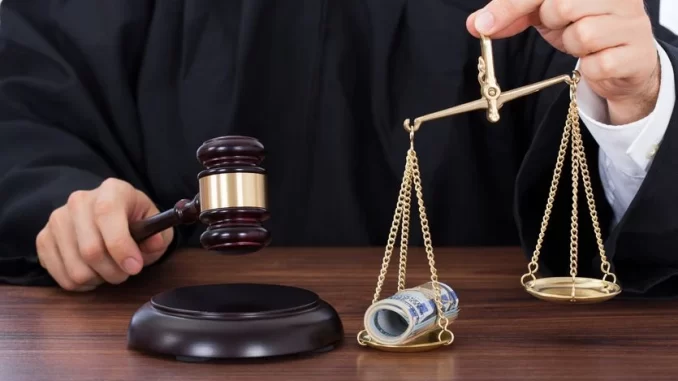Imagem de intervenção judicial com martelo de juiz, balança de justiça com dinheiro e uma pessoa vestida de toga, representando debates sobre benefícios e penduricalhos para juízes no STF.