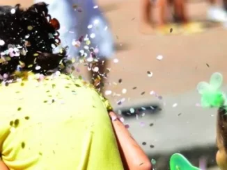 Crianças fantasiadas e brincando durante o Carnaval 2026, com foco em pais e os riscos de compartilhar fotos de crianças nas redes sociais, alerta de especialista.