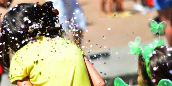 Crianças fantasiadas e brincando durante o Carnaval 2026, com foco em pais e os riscos de compartilhar fotos de crianças nas redes sociais, alerta de especialista.
