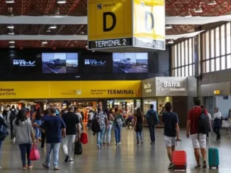 Imagem de passageiros no aeroporto brasileiro, destacado pelo anúncio do Governo Federal de investimento de R$ 4,6 bilhões em aeroportos, visando melhorias na infraestrutura aeroportuária.