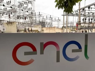 Imagem de instalação elétrica da Enel em foco, com a logo da empresa visível, relacionada à notícia de que Justiça de São Paulo mantém multa de R$ 95,8 milhões contra a Enel.