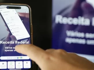 Pessoa utilizando o WhatsApp e o portal Gov.br no smartphone para receber alertas da Receita Federal sobre Imposto de Renda.