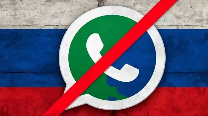 Imagem que representa o bloqueio do WhatsApp na Rússia com bandeira do país ao fundo, e símbolo do aplicativo WhatsApp com uma faixa vermelha cruzada.