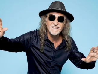 Alceu Valença durante a Turnê 80 Girassóis que chega a São Paulo no Villa-Lobos, vestindo chapéu, óculos escuros, camisa azul e cabelos longos e grisalhos