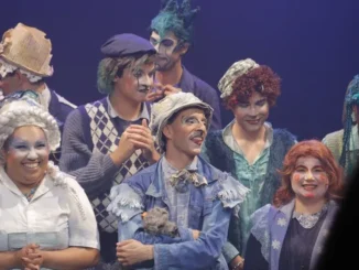 Elenco do espetáculo Baleia – O Espetáculo no palco paulistano, trazendo uma representação poética do sertão com personagens coloridos e maquiagem marcante.