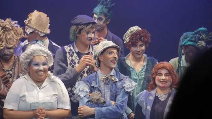 Elenco do espetáculo Baleia – O Espetáculo no palco paulistano, trazendo uma representação poética do sertão com personagens coloridos e maquiagem marcante.