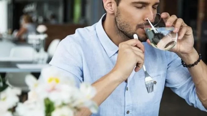 beber-agua-durante-as-refeicoes-faz-mal