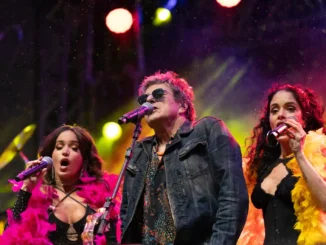 Show de Blitz no Circo Voador no Rio de Janeiro durante a turnê 'Agora é a Hora', com músicos em cena usando roupas coloridas e iluminação vibrante.