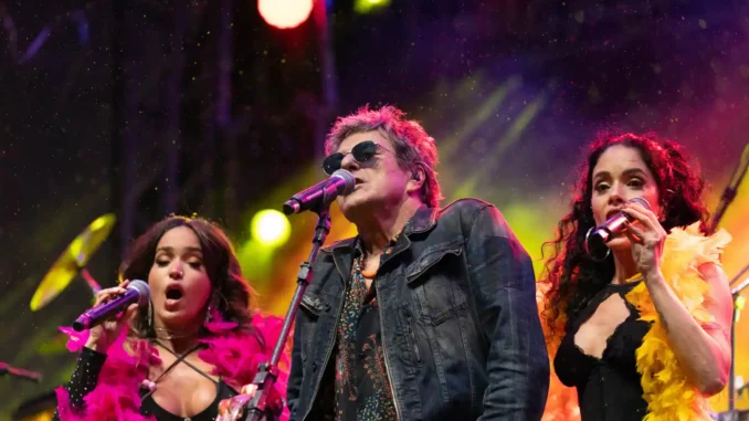 Show de Blitz no Circo Voador no Rio de Janeiro durante a turnê 'Agora é a Hora', com músicos em cena usando roupas coloridas e iluminação vibrante.