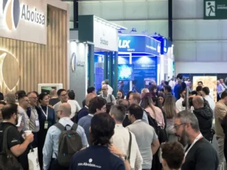 Participantes do Fenagra 2026 em um evento de negócios, com estandes de empresas e muita interação, indicando previsão de mais de R$ 1 bilhão em negócios.