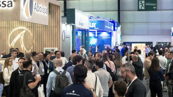 Participantes do Fenagra 2026 em um evento de negócios, com estandes de empresas e muita interação, indicando previsão de mais de R$ 1 bilhão em negócios.