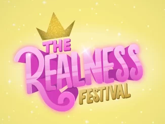 Logotipo do Festival The Realness 2026, destacando estrelas drag e celebrando a cultura brasileira com cores vibrantes.
