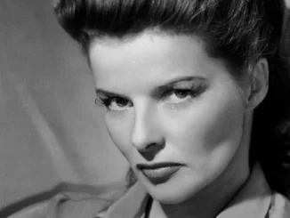 Imagem clássica de Katharine Hepburn, destaque na indústria do cinema e maior vencedora do Oscar de atuação, conhecida pela sua carreira marcante e elegância.