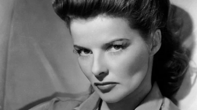 katharine-hepburn-maior-vencedora-oscar-atuacao Imagem clássica de Katharine Hepburn, destaque na indústria do cinema e maior vencedora do Oscar de atuação, conhecida pela sua carreira marcante e elegância.