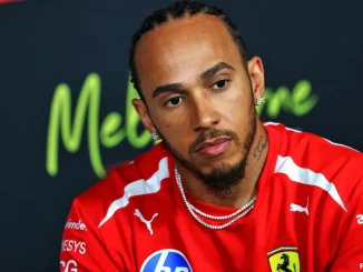 Lewis Hamilton, piloto de Fórmula 1, enfrentando uma das eras mais desafiadoras da história da categoria, com perfil concentrado e expressão séria.
